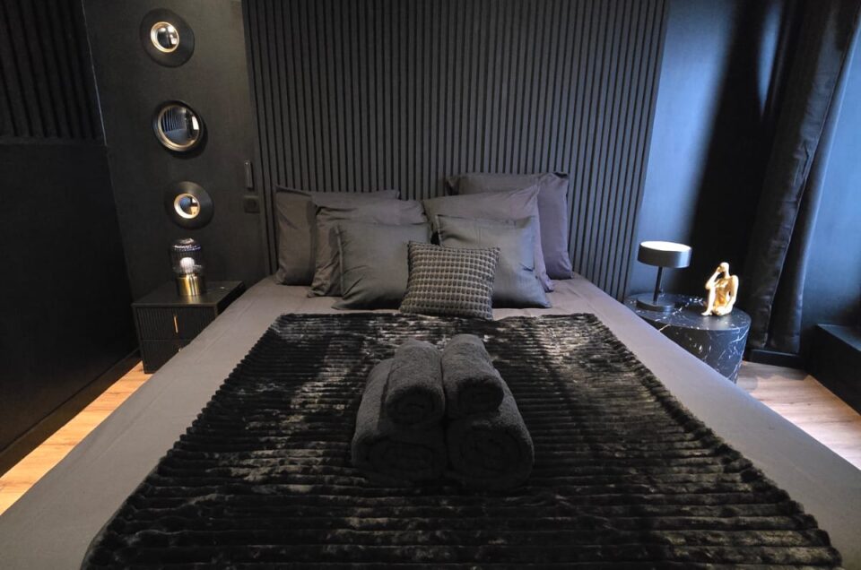 Love Room à Angoulême : Découvrez La Suite Black Room avec jacuzzi privatif